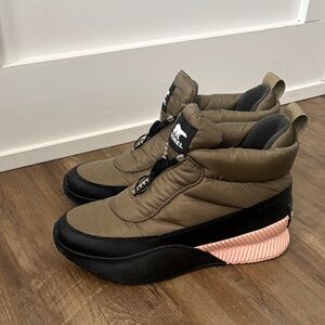 Sorel Out N About Puffer Zip Booties Size 8
